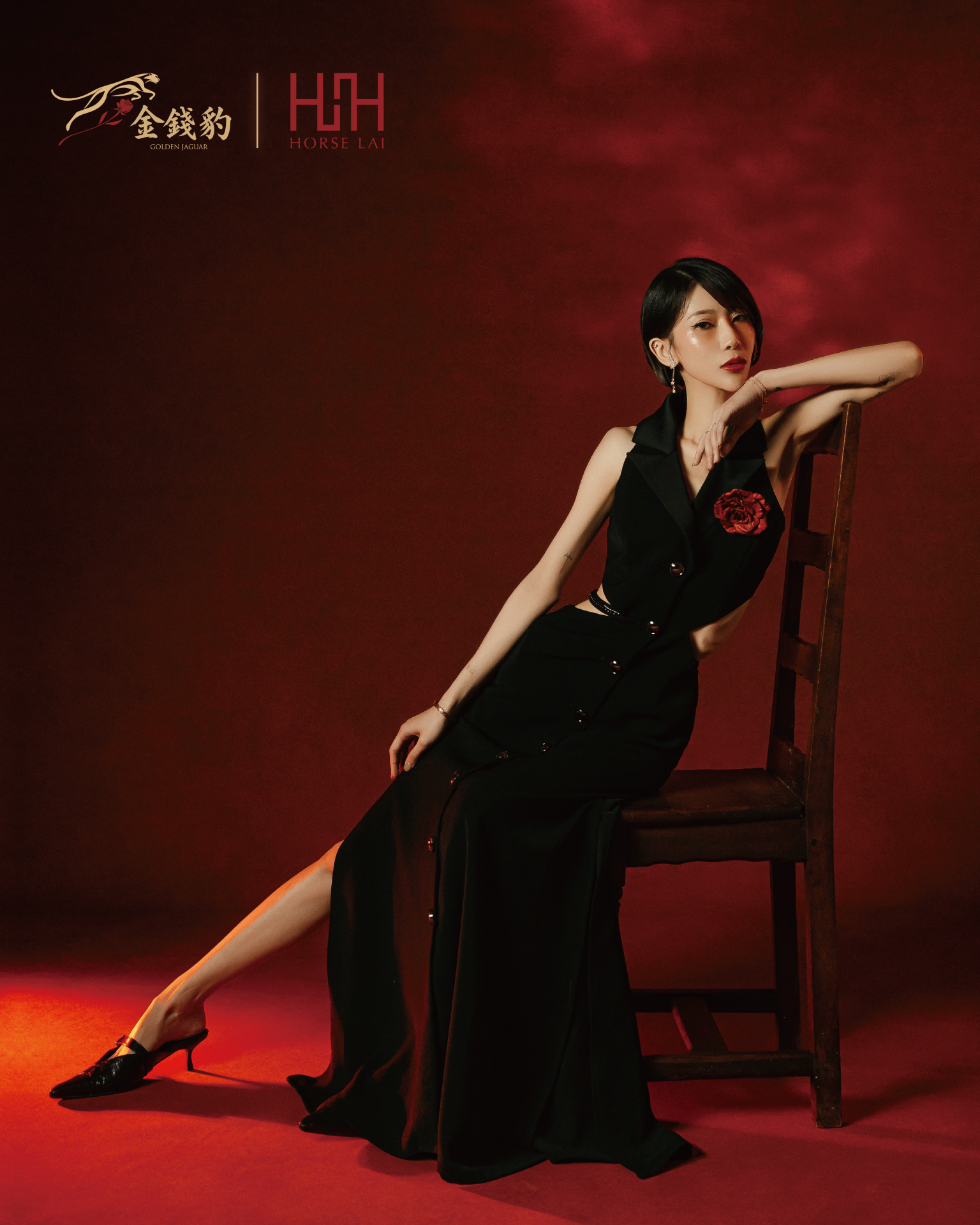 HORSE LAI SS26《緋影 Scarlet Shadow》系列作品——女士削肩簍空洋裝，以黑紅色調為主軸，結合俐落剪裁與玫瑰標誌細節設計，展現力量與優雅並存的當代時裝語彙。本系列亦為金錢豹聯名制服系統的重要設計靈感來源。